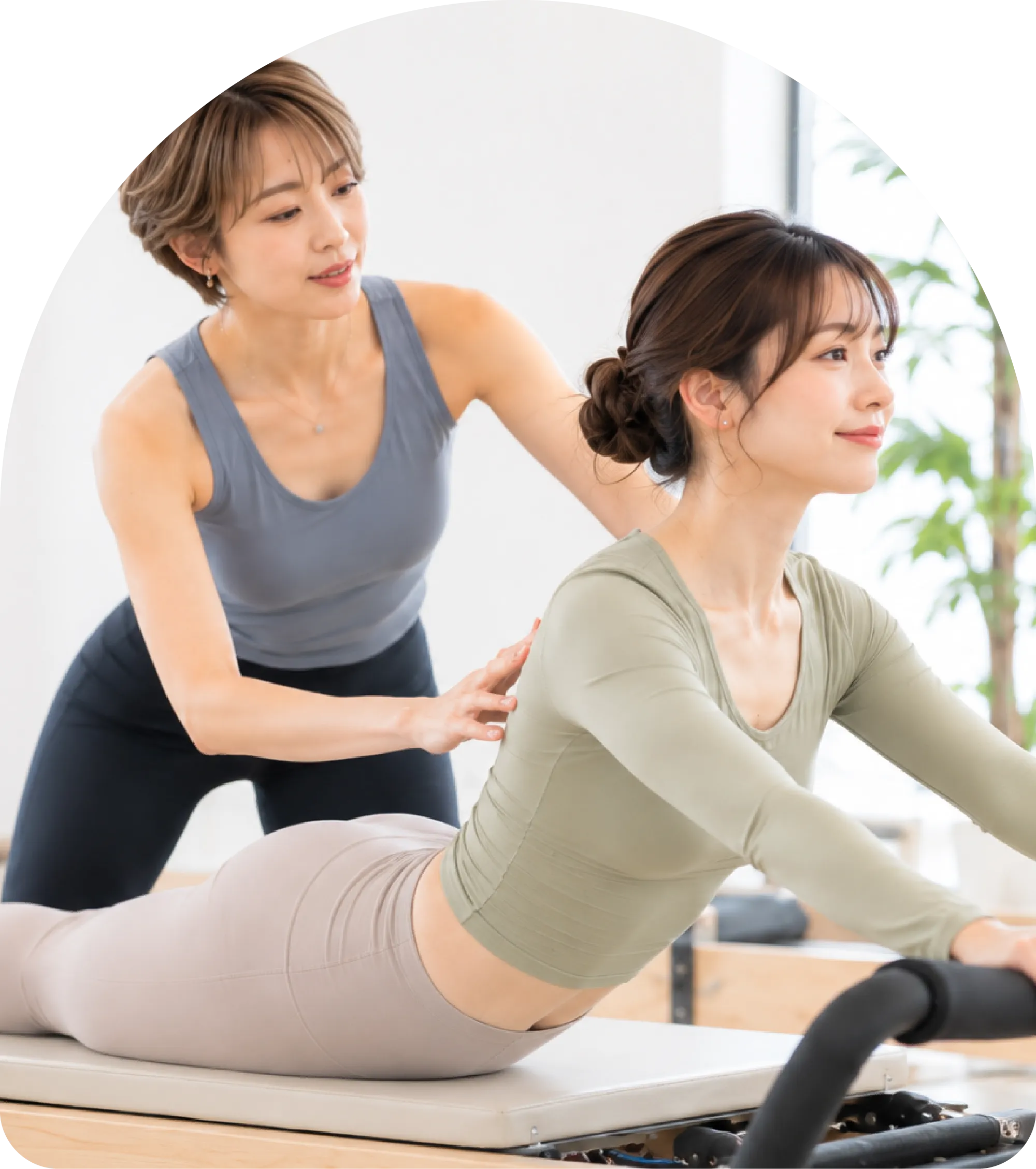 女性トレーナーから丁寧な指導を受けるレッスン風景